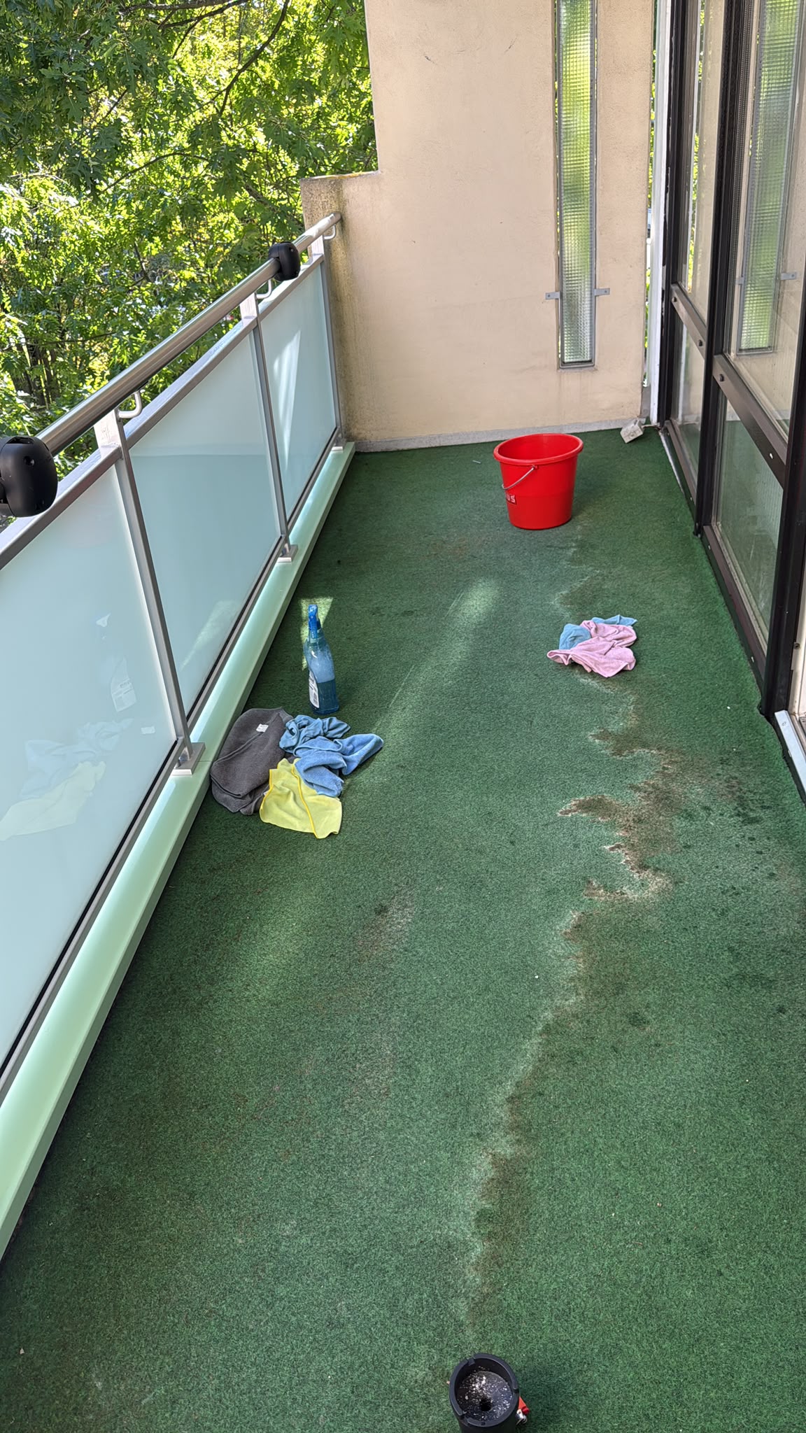 Balkonbereich mit Glasgeländer und Bodenfläche
