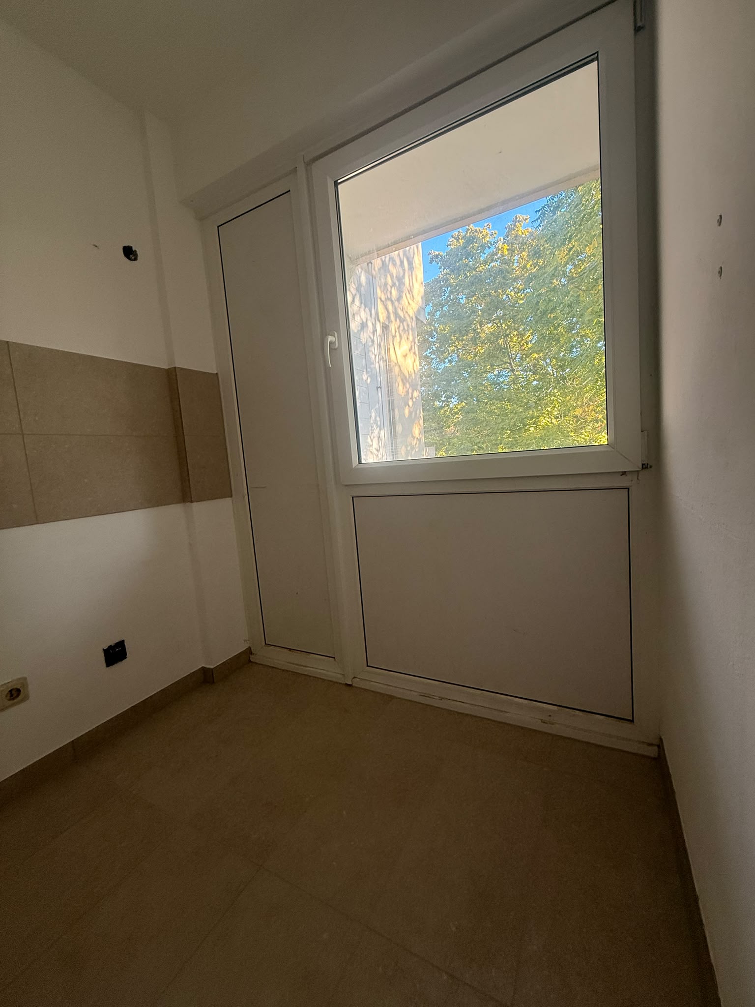 Innenraum mit Fenster, Fliesen und angrenzendem Wandbereich