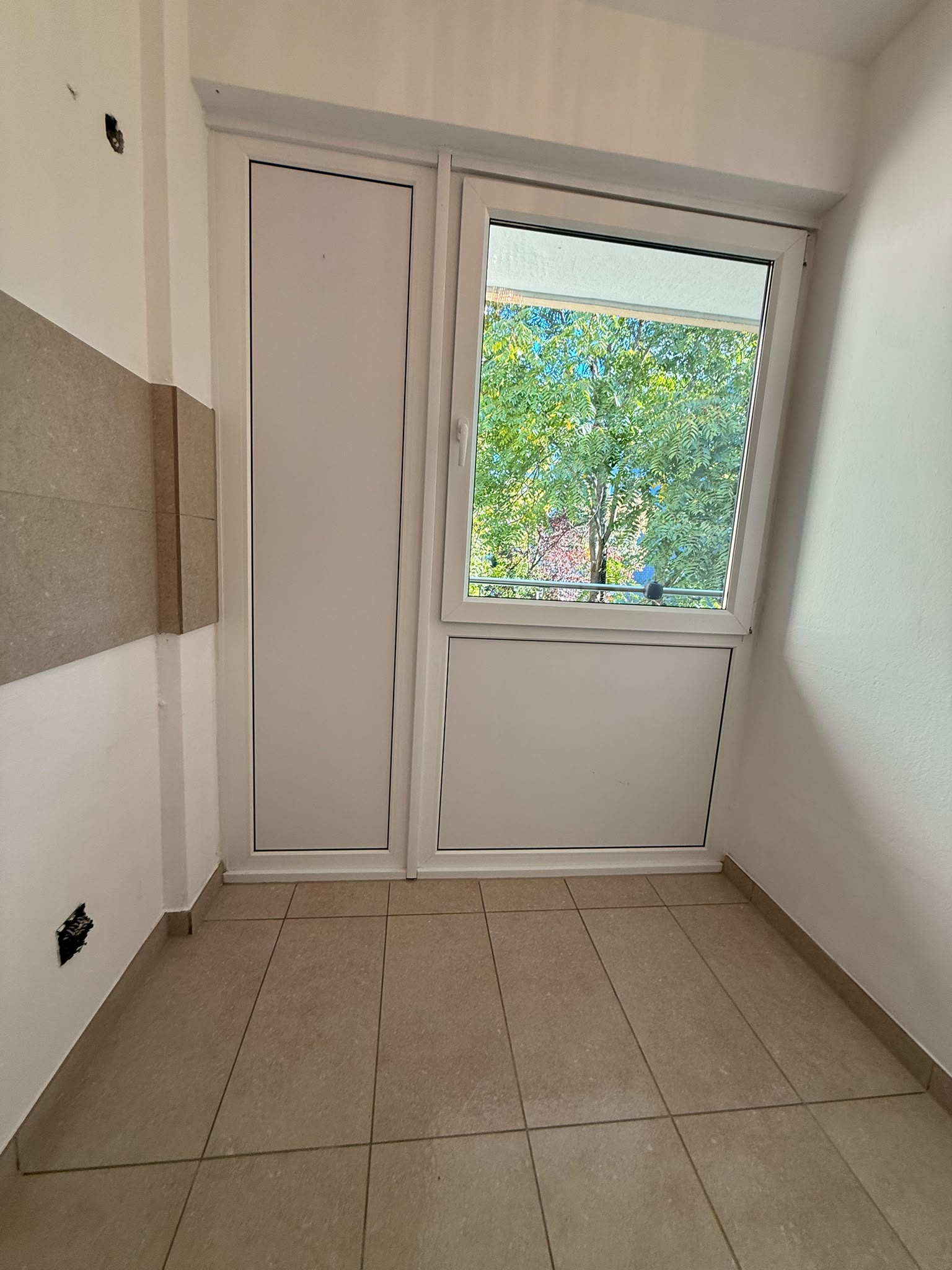 Innenraum mit Fenster und Fliesenboden